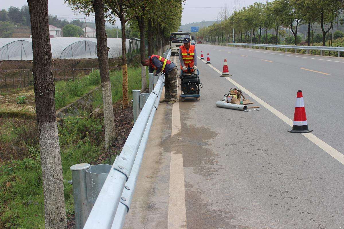 公路波形護(hù)欄平時(shí)應(yīng)該怎么維護(hù)呢？