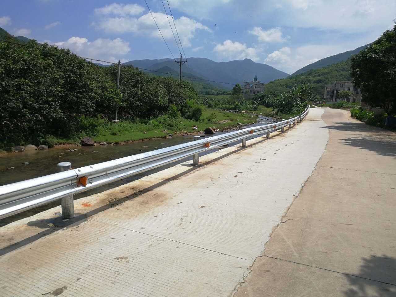 道路波形護(hù)欄防撞價(jià)格一般多少比較合適？